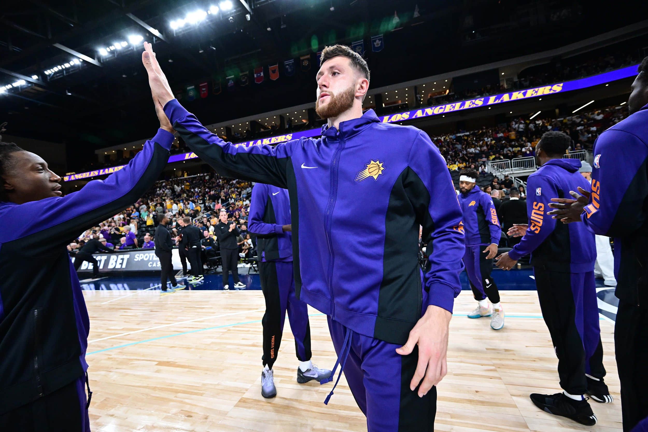 今晚英超焦点战，阿贾克斯手感冰凉，媒体盛赞，数据趋势出现新变化(阿贾克斯队徽)