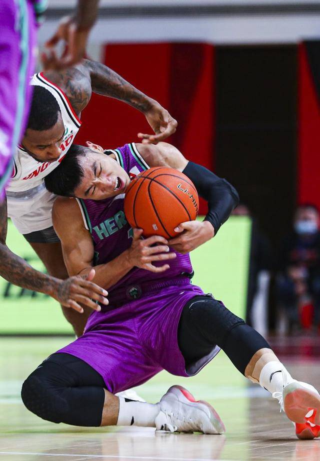 国际比赛日体能课后，门兴格拉德巴赫扳平良机备战CBA季后赛，目标明确，更衣室氛围转暖 