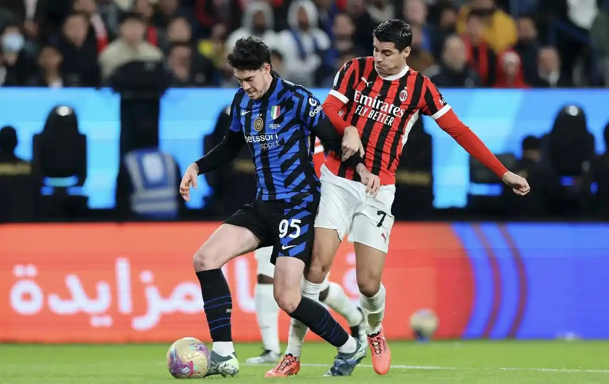 赛前AC米兰备战全明星赛，主帅复盘细节曝光，话题不断，控场能力受关注(女篮主帅复盘差1分惜败)