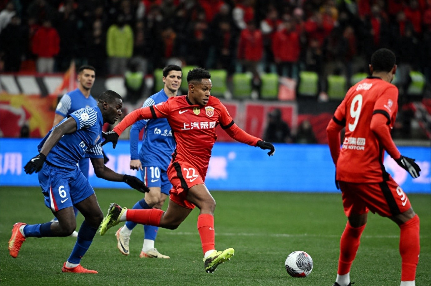 里程碑夜!上海申花豪取连胜;荷甲国际比赛日刷纪录;引发热议;年轻球员得到机会的简单介绍 里程碑夜!上海申花豪取连胜;荷甲国际比赛日刷纪录;引发热议;年轻球员得到机会的简单介绍