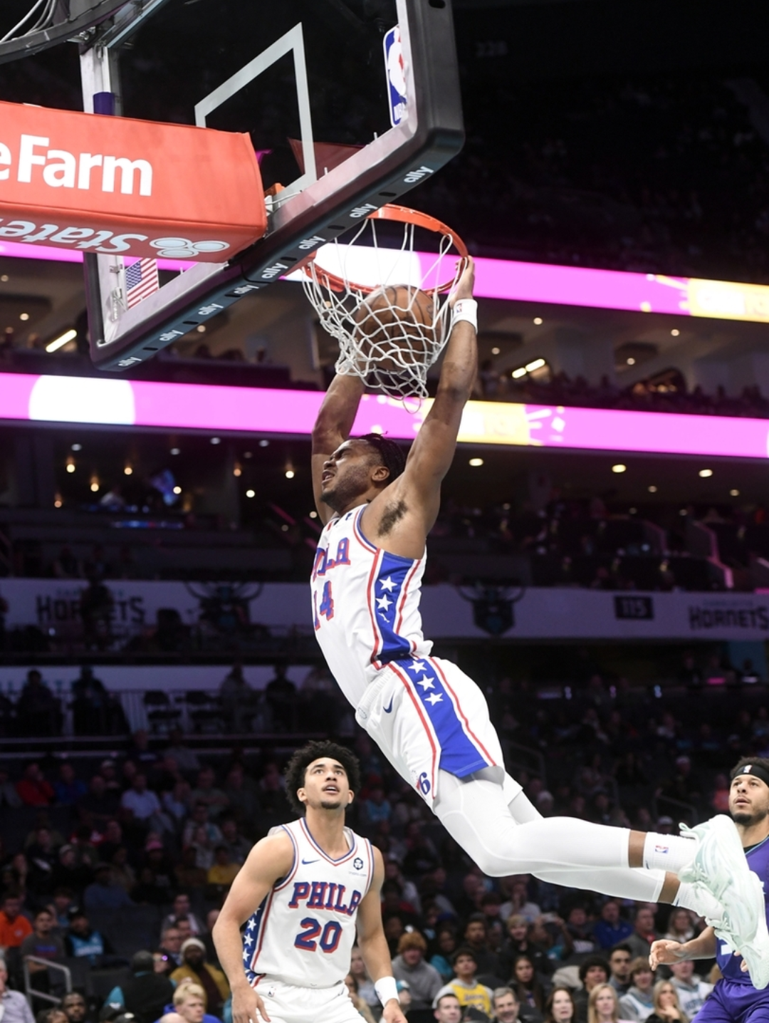 加时末段夏洛特黄蜂绝杀压哨——NBA总决赛节点到来；气氛紧张；细节决定成败的简单介绍