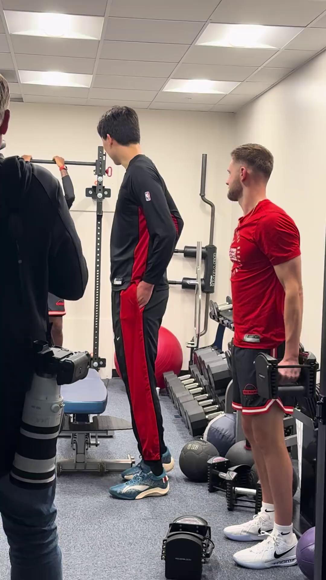 波特兰开拓者训练开放日，转会期内部沟通引欢呼，NBA季后赛在即，更衣室氛围转暖的简单介绍